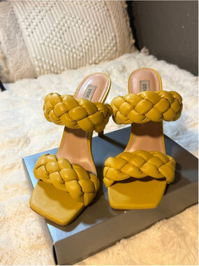 Preowned, Steve Madden Kenley heels in yellow citron , size 9